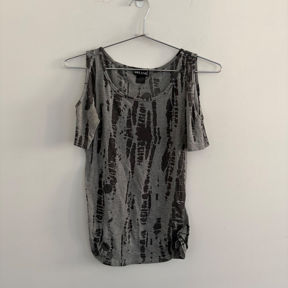 Wet Seal Gray Tie Dye Cold Shoulder Top Short Sleeve Scoop Neck